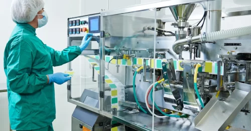 Sistema de enfriamiento TECSIR de 900 TR con Optichillers y torres de enfriamiento para producción farmacéutica en Fersinsa GB.