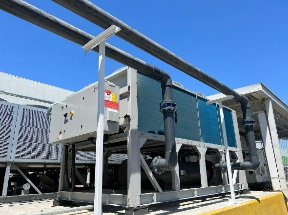 Chiller Victex 200 TR instalado por TECSIR en Grupo Cien para enfriamiento comercial en Guadalupe, NL.