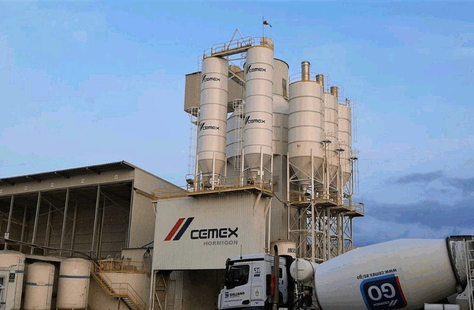 EZ Chiller 150 TR utilizado por Cementos Mexicanos para control térmico del concreto en la pista del Aeropuerto de Texcoco.