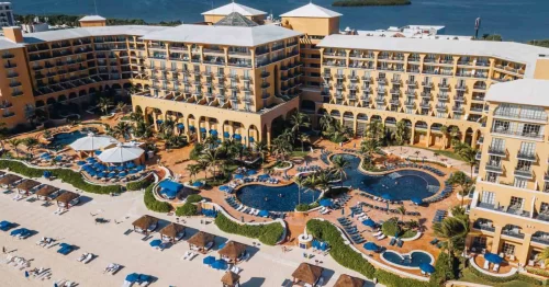 Optichillers TECSIR 1,500 TR con recuperación de calor operando en Ritz-Carlton Cancún para agua caliente y aire acondicionado.