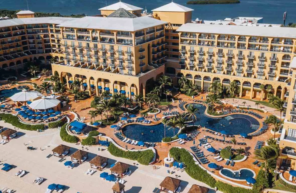 Optichillers TECSIR 1,500 TR con recuperación de calor operando en Ritz-Carlton Cancún para agua caliente y aire acondicionado.