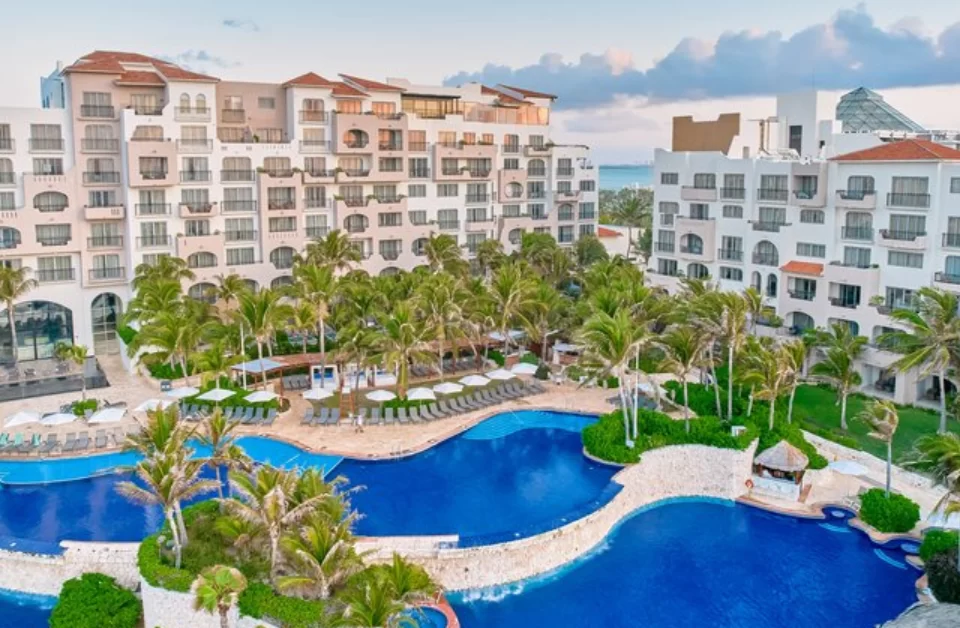 Optichiller 800 TR con recuperación de calor instalado por TECSIR en Fiesta Americana Condesa Cancún, con ahorros de gas y agua.