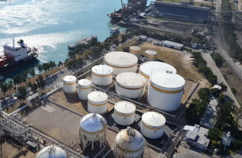 Sistema de licuefacción TECSIR en dos etapas para pruebas de explosión y almacenamiento seguro de isobutano e isopropano en Tepeal.